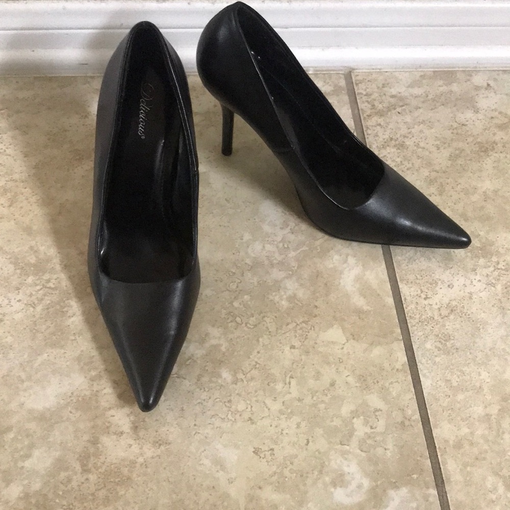 Fierce pointed toes black shoes